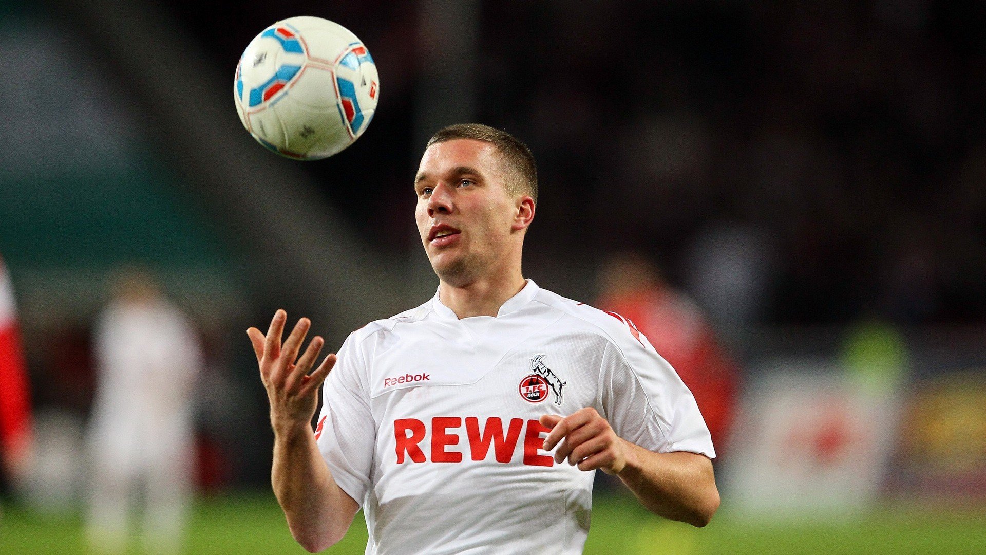 足球宝贝评选活动引发关注,展现球迷热情,足球宝贝哪个好看